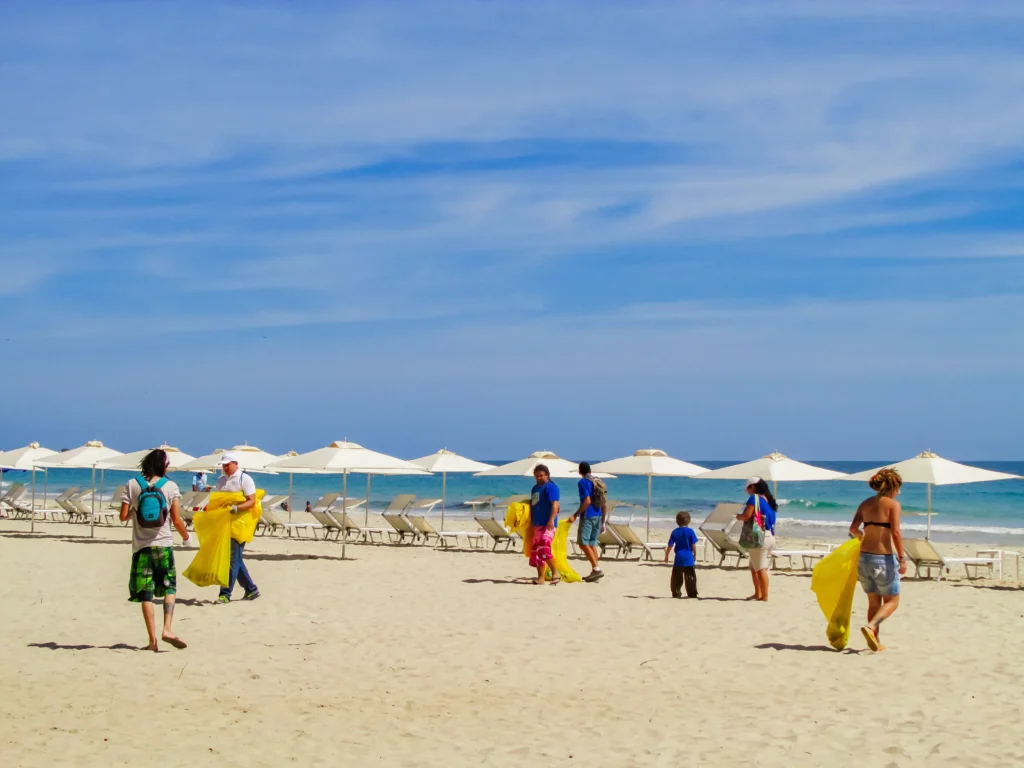 volunteers-participating-in-international-beach-cl-2026-01-07-06-27-44-utc